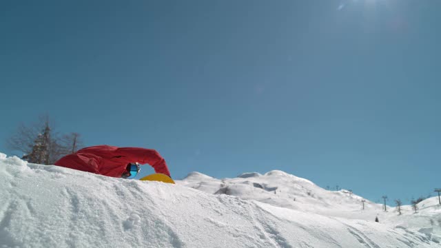 近距离:无所畏惧的滑雪板做一个旋转技巧，而骑下踢。视频下载