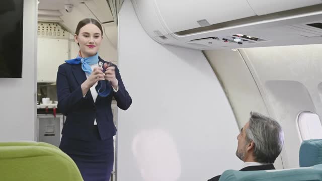 飞机上的女空乘人员解释起飞时的安全规则以及任何事故或坠机的情况视频下载