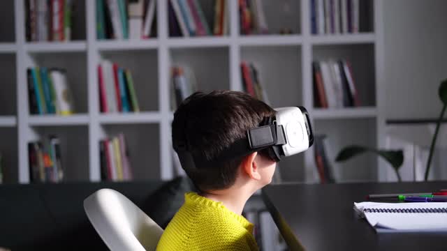 孩子正在发现虚拟现实眼镜视频素材