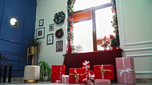 经典的圣诞室内装饰用红色礼品盒。庆祝气氛的概念。视频素材