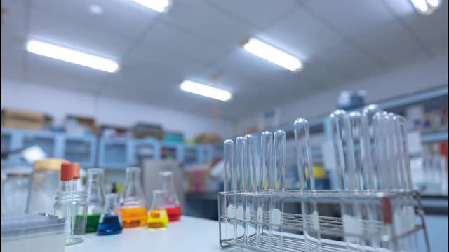 时间推移-在实验室工作的亚洲女化学家视频下载