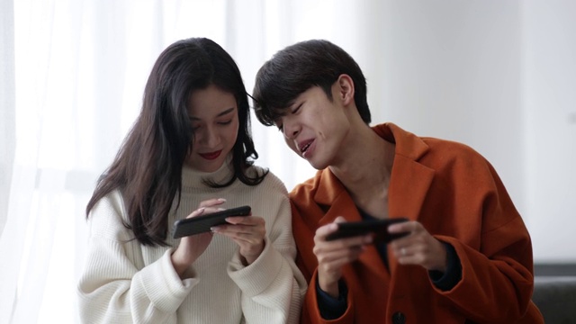 年轻的亚洲夫妇在玩手机视频素材