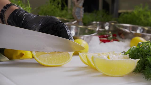 在切菜板上切柠檬。视频素材