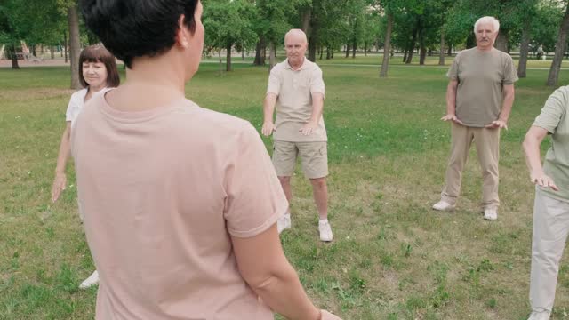 一群老年人在练习太极拳视频下载