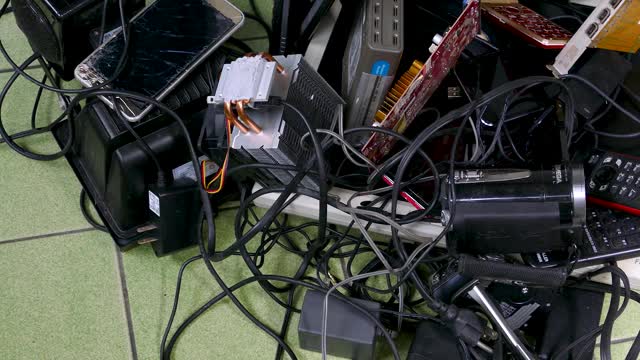 成堆的各类电子产品电子垃圾。滑块移动到拷贝空间，没有可见的标志视频下载
