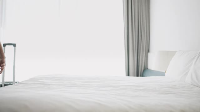 幸福的女人躺在旅馆的床上视频下载