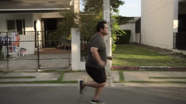 亚洲胖子跑在路上视频下载