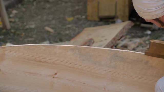 慢动作:木匠用老式飞机来塑造和光滑木板视频下载