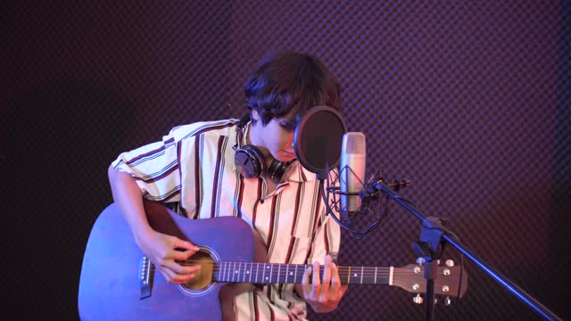 原声歌手录制音乐与吉他在工作室，录音工作室的概念视频素材