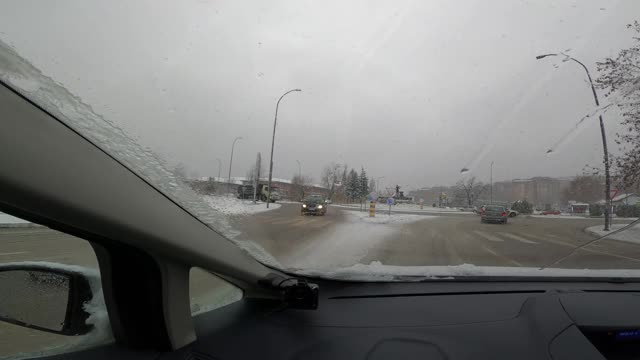 观点在高速公路上驾驶在冬季-驾驶汽车在道路上的恶劣天气与雾和低能见度视频素材
