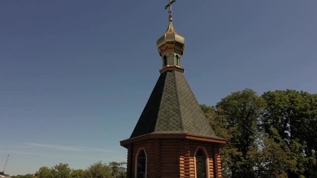绕着教堂飞近圆顶上屋顶上的金色十字架视频下载