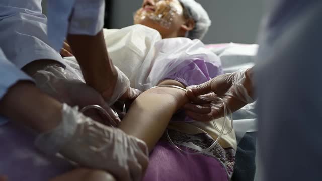 亚洲华人女医生护士从年轻女子身上取血视频素材