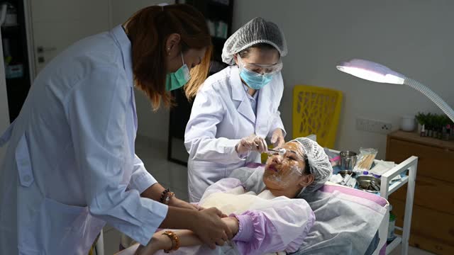 亚洲华人女医生护士从年轻女子身上取血视频下载