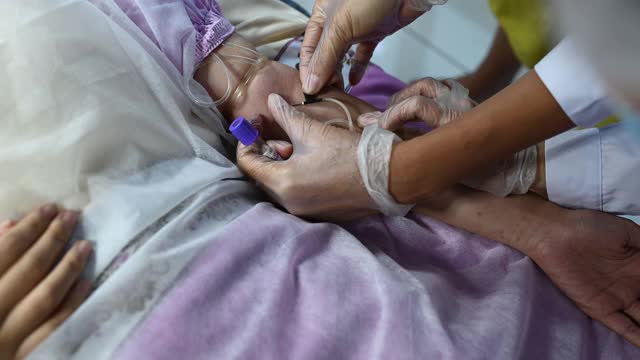 亚洲华人女医生护士从年轻女子身上取血样视频素材