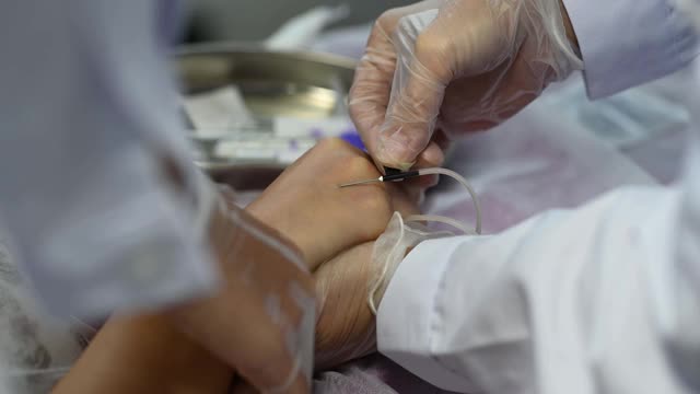 亚洲华人女医生护士从年轻女子身上取血样视频下载