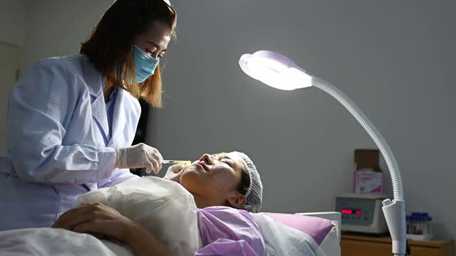 亚洲华人美容师注射血浆给她的病人在PRP吸血鬼面部拉皮。视频素材