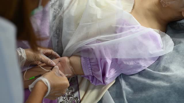 亚洲华人女医生护士从年轻女子身上取血样视频下载