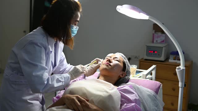 亚洲华人美容师注射血浆给她的病人在PRP吸血鬼面部拉皮。视频下载