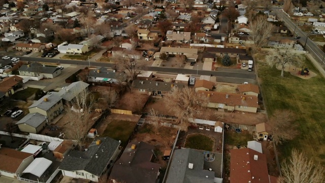 白天郊区中产和工人阶级美国西部房地产市场4K无人机系列视频视频下载