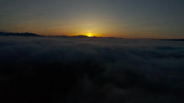 一架无人机飞过堪察加半岛上空视频素材