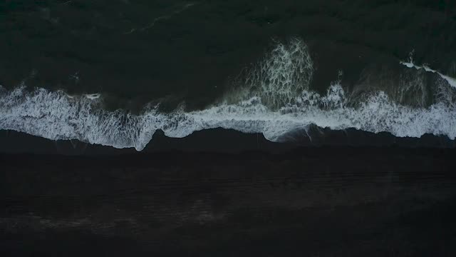 无人机在堪察加半岛的卡拉克斯基海滩上空飞行视频下载