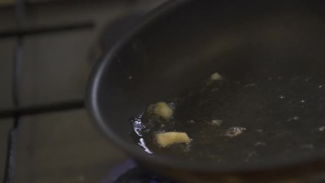 锅里的黄油正在融化视频素材