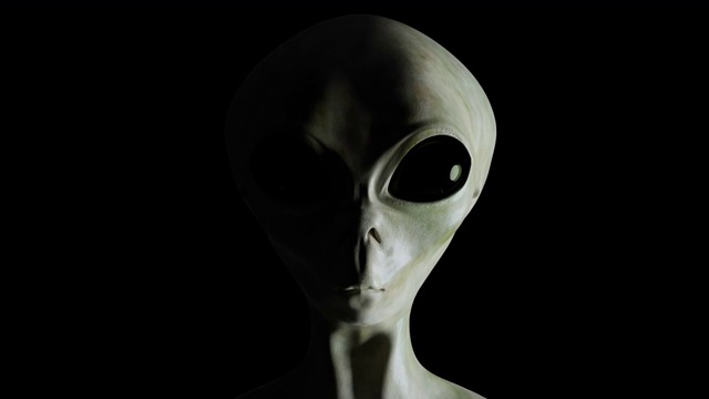 黑色背景上诡异的外星人的脸。不明飞行物和外星生命的概念。视频下载