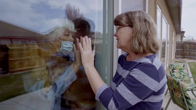 一名妇女看望因新冠肺炎封锁而被隔离在家的母亲时的强烈情绪视频素材