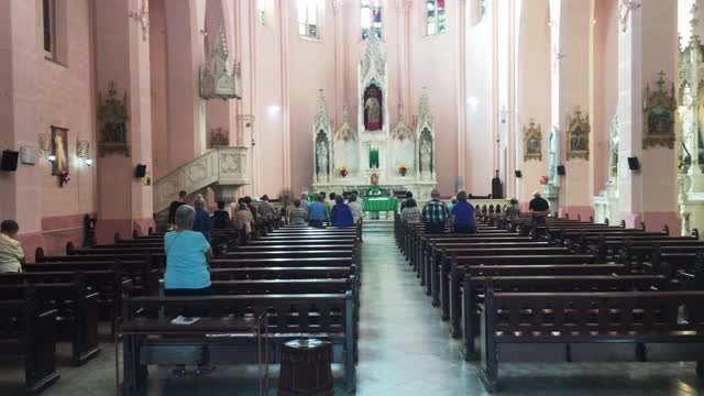 周日上午，在古巴卡马圭一个古老的天主教教堂举行的天主教弥撒。视频下载