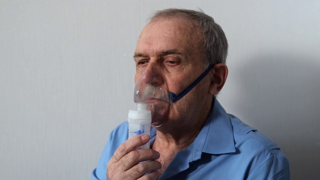 老人使用喷雾器进行吸入治疗视频下载