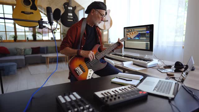 资深摇滚吉他手在他的家庭工作室弹吉他视频素材