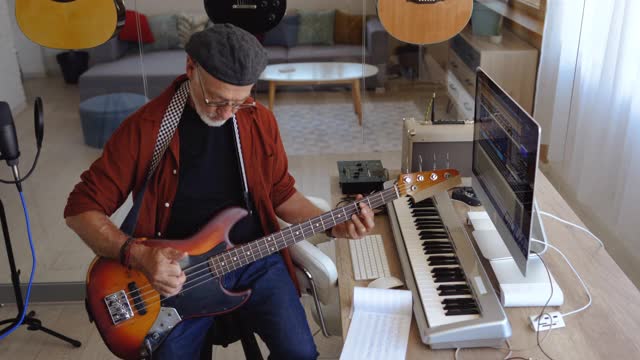 高级音乐作曲家在他的家庭工作室弹吉他视频素材