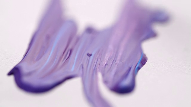 特写画笔在白纸上画紫色视频素材