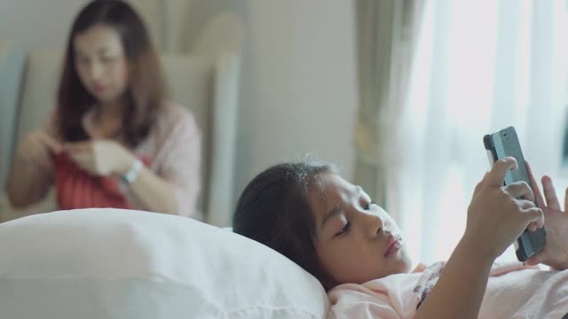 小女孩在卧室里使用科技社交媒体。视频下载