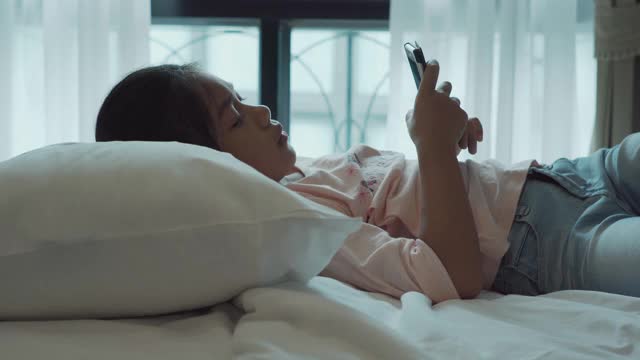 小女孩在卧室里使用科技社交媒体。视频下载