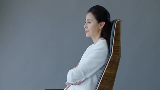 成功女商人坐在椅子上，4K视频素材
