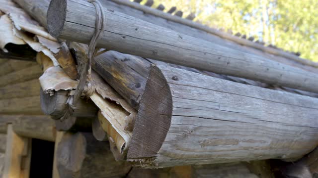 近距离观察绑在爱沙尼亚木屋上的绳子视频素材
