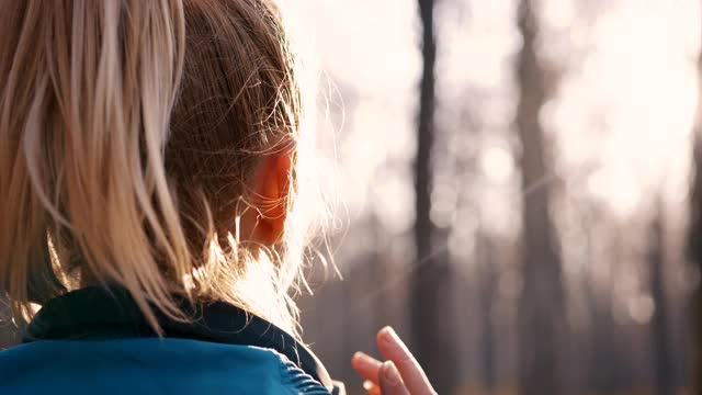 一个女人在森林里戴着耳机视频下载