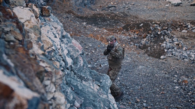 装备齐全，全副武装的士兵在山中排成单行视频素材
