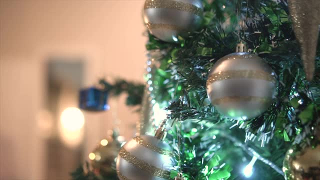 近距离装饰圣诞树视频素材