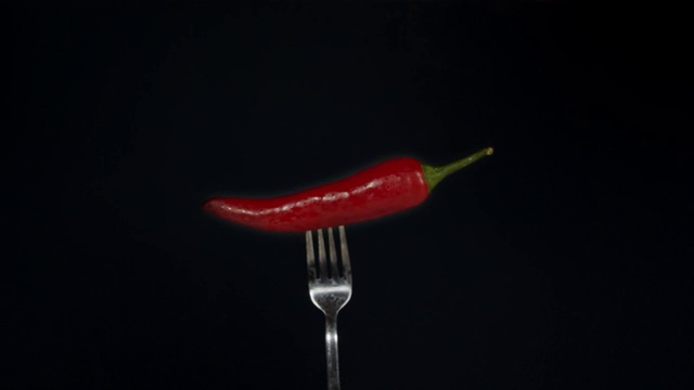红辣椒在黑色背景下燃烧视频素材