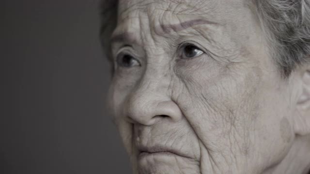 一个老妇人的脸和眼睛视频素材