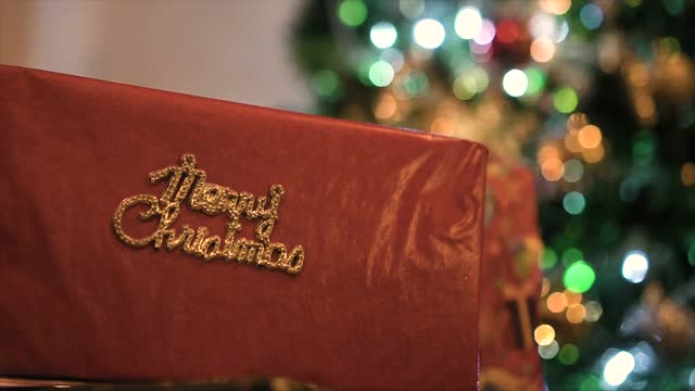 关闭礼物盒和装饰圣诞树视频素材