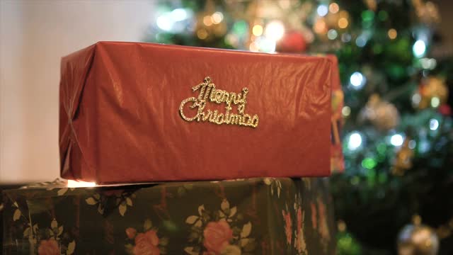 关闭礼物盒和装饰圣诞树视频素材