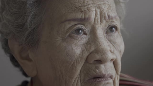 一个老妇人的脸和眼睛视频素材