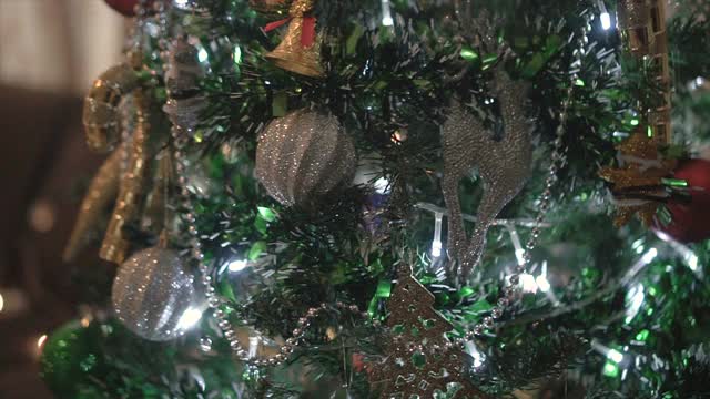 近距离装饰圣诞树视频素材