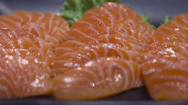 4K超高清:转移焦点生鲑鱼滑日本料理食物。视频下载