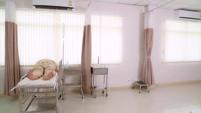4K超高清推车拍摄:医院轮床担架床上的新病人被送往急诊室。视频下载