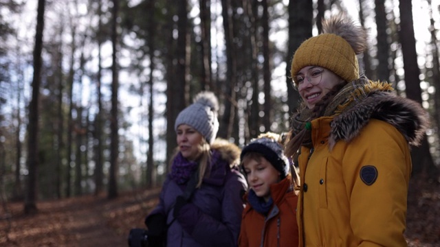 妈妈和孩子们享受秋天的森林视频素材