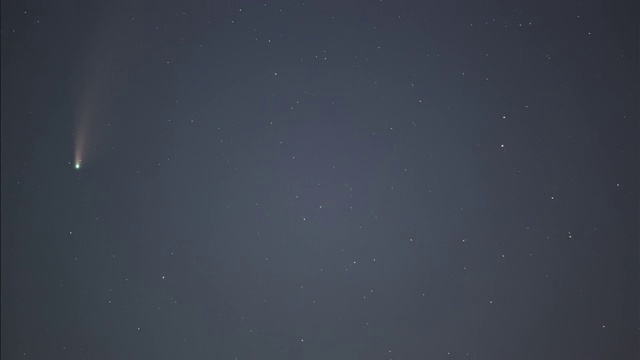 夜空中有流星和明亮的彗星视频下载